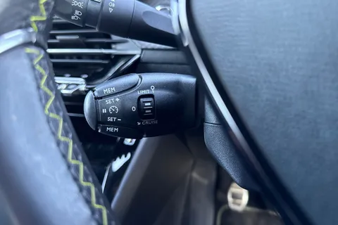 DE22MUB PEUGEOT 208 1.2 PureTech GT Euro 6 (s/s) 5dr Thumbnail #42