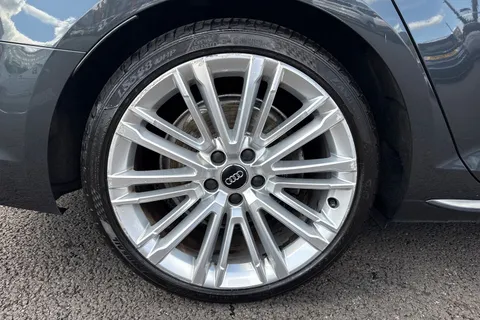 KW19VDX Audi A4 Avant 2.0 TDI 40 S line S Tronic quattro Euro 6 (s/s) 5dr Thumbnail #13