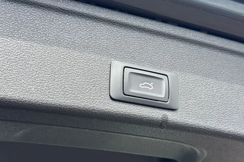 KW19VDX Audi A4 Avant 2.0 TDI 40 S line S Tronic quattro Euro 6 (s/s) 5dr Thumbnail #31
