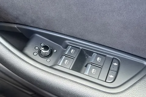 KW19VDX Audi A4 Avant 2.0 TDI 40 S line S Tronic quattro Euro 6 (s/s) 5dr Thumbnail #42