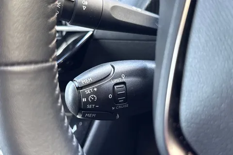 DG23PRZ PEUGEOT 2008 1.2 PureTech Active Premium + Euro 6 (s/s) 5dr Thumbnail #39