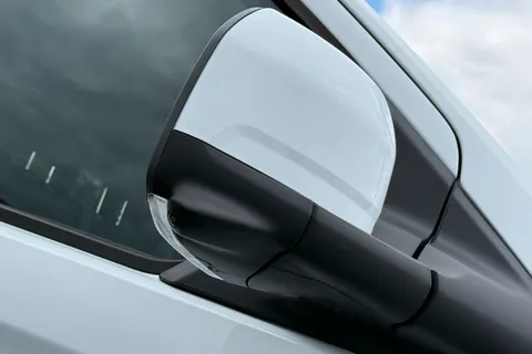 KR26GRX Volkswagen Transporter 2.0 TDI 170 Commerce Pro Kombi Van Auto Thumbnail #28