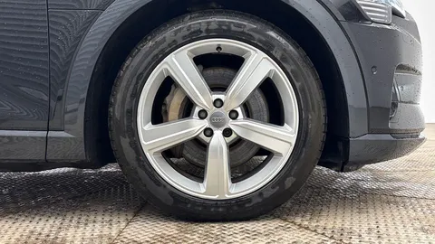 4 of 10 for Audi e-tron 50 Technik Auto quattro 5dr 71.2kWh