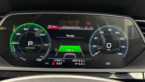 6 of 10 for Audi e-tron 50 Technik Auto quattro 5dr 71.2kWh