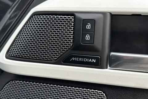HG72DDZ Land Rover Defender 110 3.0 D250 Hard Top HSE 5dr Thumbnail #26