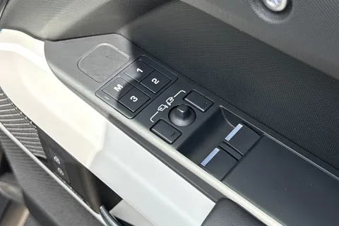 HG72DDZ Land Rover Defender 110 3.0 D250 Hard Top HSE 5dr Thumbnail #27