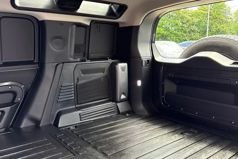 HG72DDZ Land Rover Defender 110 3.0 D250 Hard Top HSE 5dr Thumbnail #44