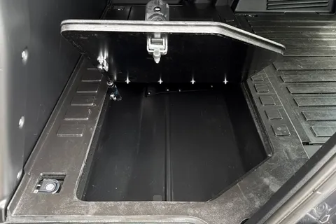HG72DDZ Land Rover Defender 110 3.0 D250 Hard Top HSE 5dr Thumbnail #45