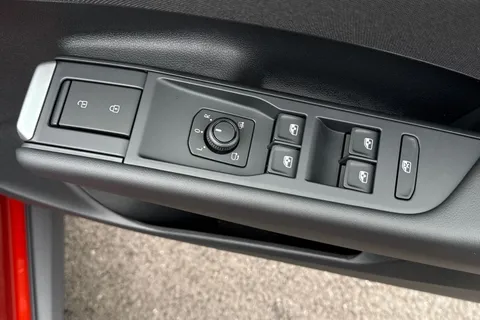  Volkswagen T-Roc 1.5 eTSI MHEV Life DSG Euro 6 (s/s) 5dr Thumbnail #21