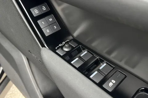PJ23ZCX Land Rover Range Rover Velar 2.0 D200 MHEV Dynamic SE Auto 4WD Euro 6 (s/s) 5dr Thumbnail #27