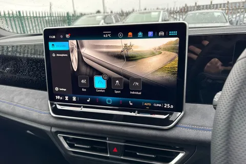  Volkswagen Tiguan 2.0 TDI R-Line DSG Euro 6 (s/s) 5dr Thumbnail #49