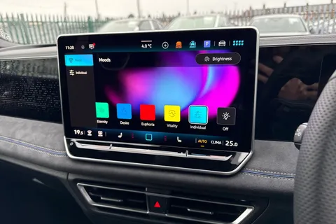  Volkswagen Tiguan 2.0 TDI R-Line DSG Euro 6 (s/s) 5dr Thumbnail #50