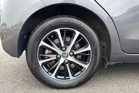 DK68XFA Toyota Yaris 1.5 VVT-h Icon Tech E-CVT Euro 6 (s/s) 5dr Thumbnail #12