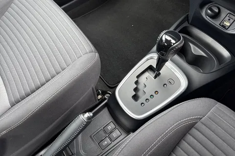 DK68XFA Toyota Yaris 1.5 VVT-h Icon Tech E-CVT Euro 6 (s/s) 5dr Thumbnail #24