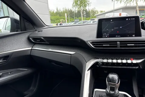 MH19FWP PEUGEOT 3008 1.2 PureTech GT Line Euro 6 (s/s) 5dr Thumbnail #21