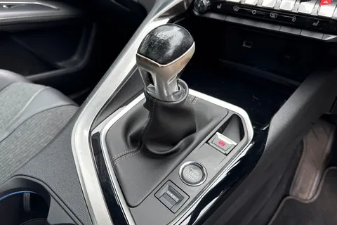 MH19FWP PEUGEOT 3008 1.2 PureTech GT Line Euro 6 (s/s) 5dr Thumbnail #24