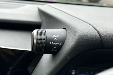 NA23HFG Lexus Ux 2.0 250h F Sport Design E-CVT Euro 6 (s/s) 5dr Thumbnail #46