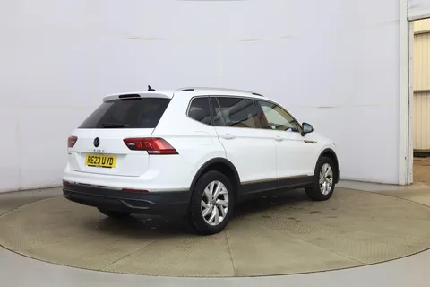 RE23UVD Volkswagen Tiguan Allspace 1.5 TSI Life DSG Euro 6 (s/s) 5dr Thumbnail #4