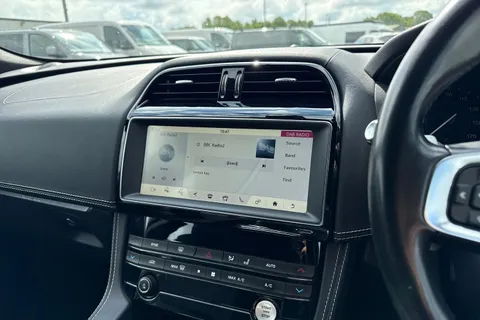 SH19TTZ Jaguar F-Pace 2.0 D180 R-Sport Auto AWD Euro 6 (s/s) 5dr Thumbnail #38