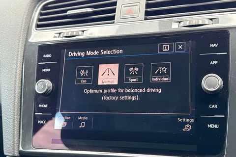 DG68UUA Volkswagen Golf 2.0 TDI SE 5dr DSG [Nav] ⭐1 Year Volkswagen Warranty⭐ Thumbnail #39
