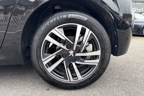 22 of 45 for PEUGEOT 208 1.2 PureTech Active Premium + EAT Euro 6 (s/s) 5dr