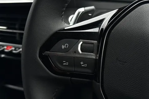 28 of 45 for PEUGEOT 208 1.2 PureTech Active Premium + EAT Euro 6 (s/s) 5dr