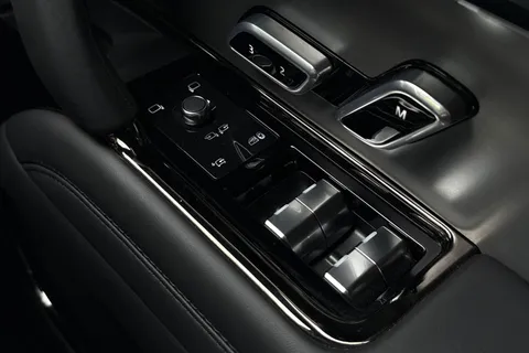KW74YHZ Land Rover Range Rover Sport 3.0 P460e Dynamic SE 5dr Thumbnail #27