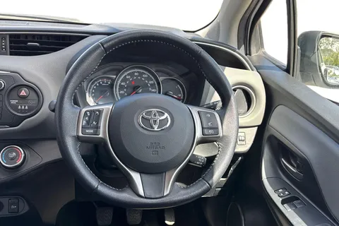 18 of 44 for Toyota Yaris 1.33 Dual VVT-i Icon Euro 6 5dr