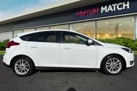NA15OOD Ford Focus 1.6 Zetec Powershift Euro 6 5dr Thumbnail #3