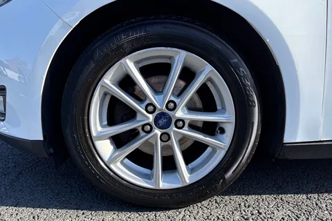 NA15OOD Ford Focus 1.6 Zetec Powershift Euro 6 5dr Thumbnail #12