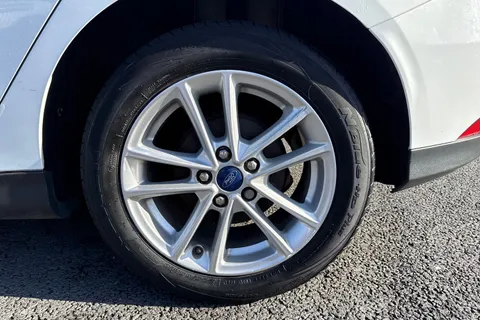 NA15OOD Ford Focus 1.6 Zetec Powershift Euro 6 5dr Thumbnail #13