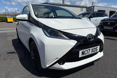 9 of 63 for Toyota Aygo 1.0 VVT-i x-play Euro 6 3dr