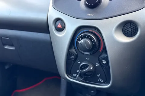 22 of 63 for Toyota Aygo 1.0 VVT-i x-play Euro 6 3dr