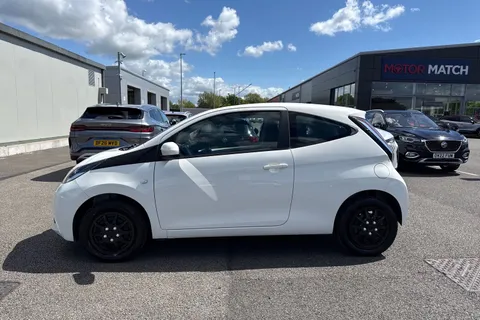 33 of 63 for Toyota Aygo 1.0 VVT-i x-play Euro 6 3dr