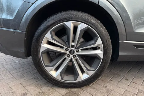 11 of 67 for Audi Q8 Black Edition 55 TFSI quattro 340 PS tiptronic