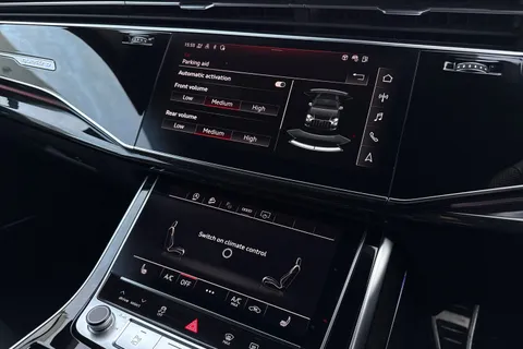 33 of 67 for Audi Q8 Black Edition 55 TFSI quattro 340 PS tiptronic