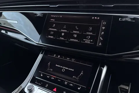 37 of 67 for Audi Q8 Black Edition 55 TFSI quattro 340 PS tiptronic