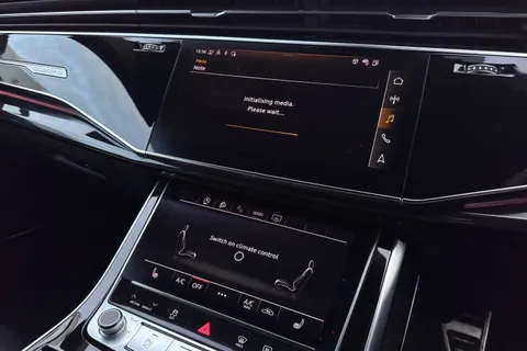 38 of 67 for Audi Q8 Black Edition 55 TFSI quattro 340 PS tiptronic
