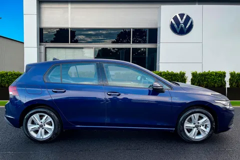 MM72VNV Volkswagen Golf 1.0 Life 5dr ** SAT NAV, SENSORS, AMIBENT LIGHTING ** Thumbnail #4