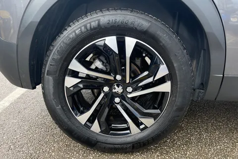 KM71UPR PEUGEOT 2008 1.2 PureTech Allure Premium 5dr Thumbnail #11