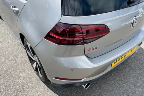 DG69FYV Volkswagen Golf MK7 Facelift 2.0 TSI GTI Performance DSG 5DR Thumbnail #8