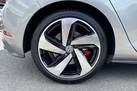 DG69FYV Volkswagen Golf MK7 Facelift 2.0 TSI GTI Performance DSG 5DR Thumbnail #11