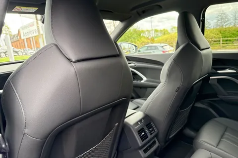  Audi Q5 2.0 TDI S line S Tronic quattro Euro 6 (s/s) 5dr Thumbnail #42