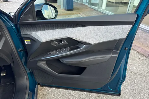 17 of 67 for PEUGEOT E-5008 73kWh GT Auto 5dr