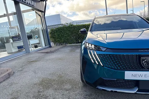 24 of 67 for PEUGEOT E-5008 73kWh GT Auto 5dr