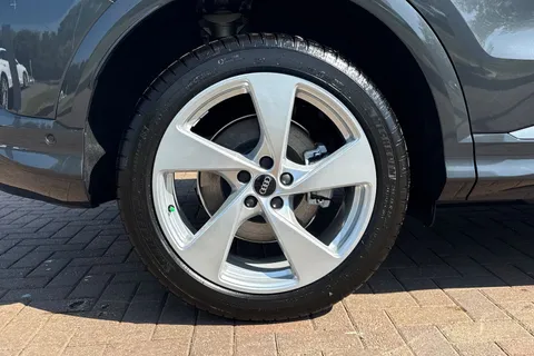  Audi Q5 2.0 TDI S line S Tronic quattro Euro 6 (s/s) 5dr Thumbnail #22