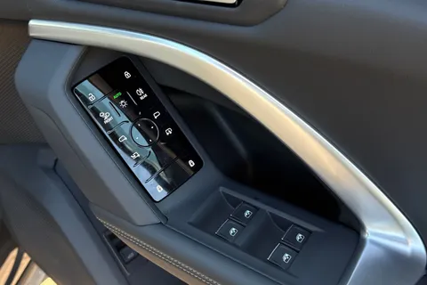  Audi Q5 2.0 TDI S line S Tronic quattro Euro 6 (s/s) 5dr Thumbnail #46