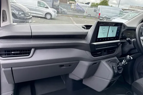 CX75HYK Volkswagen Transporter 2.0 TDI T28 Commerce Pro Panel Van 5dr Diesel Manual FWD SWB Euro 6 (s/s) (110 ps) Thumbnail #20