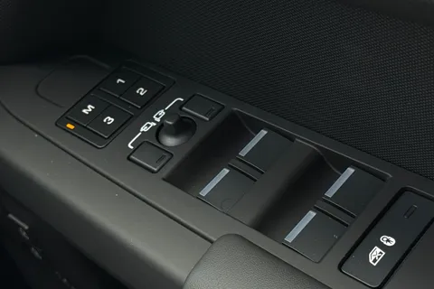  Land Rover Defender 130 3.0 D350 MHEV X-Dynamic HSE Auto 4WD Euro 6 (s/s) 5dr Thumbnail #54