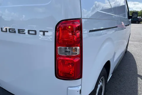 DH74PCV PEUGEOT E-Expert e 1000 75kWh Professional Standard Panel Van Auto MWB 6dr (7.4kW Charger) Thumbnail #8